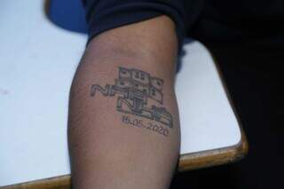 Jovem também tem tatuagem onde exibe o simbolo da ONG. (Foto: Kísie Ainoã)