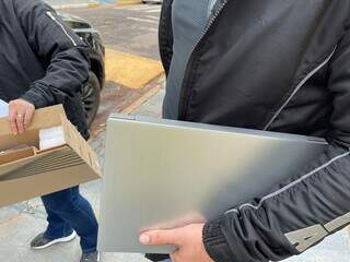 Notebook apreendido na casa do diretor durante busca e apreensão (Foto: Jornal da Nova)