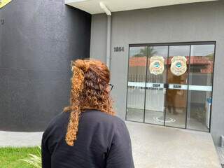 Momento em que a mãe de uma das vítimas chega na Delegacia da Mulher. (Foto: Jornal da Nova)