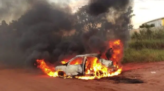 O carro foi totalmente consumido pelo fogo. (Foto: divulgada pelo site MS em Foco)