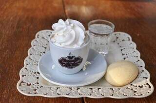 Casa serve cappuccino com chantilly e biscoito de leite ninho. (Foto: Paulo Francis)