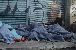 Pessoas em situação de rua dormindo nesta manhã gelada. (Foto: Marcos Maluf)