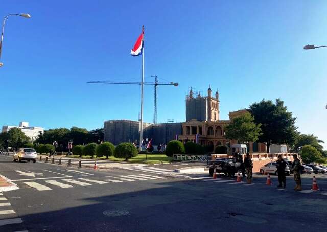 Pol&iacute;cia refor&ccedil;a seguran&ccedil;a no Pal&aacute;cio do Governo e Congresso ap&oacute;s atentado