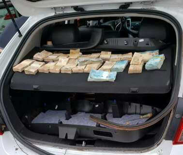 Após perícia, polícia encontra mais R$ 160 mil escondidos em carro