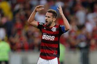 Everton Ribeiro comemorando seus gols na partida. (Foto: Gilvan de Souza / CRF)