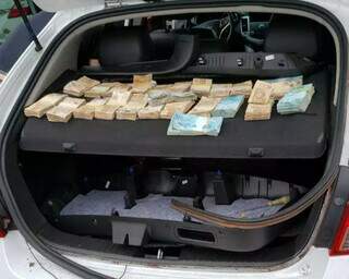 Restante do dinheiro encontrado após perícia em veículo. (Divulgação)