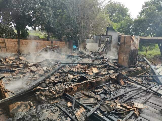 Inc&ecirc;ndio destr&oacute;i casa no Jardim Col&uacute;mbia e assusta vizinhan&ccedil;a