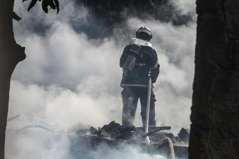 Incêndio destrói casa no Jardim Colúmbia e assusta vizinhança