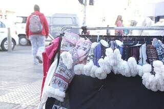 Ambulantes apostam na venda de meias e luvas para o frio em Campo Grande. (Foto: Kísie Ainoã)