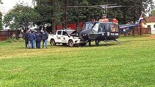 Policiais tentam carregar bateria de helicóptero usando bateria de viatura. (Foto: Capitán Bado.com)
