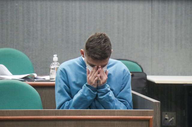 &quot;S&oacute; confessei porque fui torturado&quot;, diz r&eacute;u por matar homem para quitar d&iacute;vida