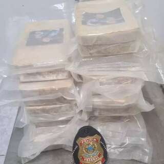 Taxista e passageira são presos com 11,3 kg de cocaína em saco de batatas