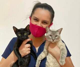 Larissa Meurer com 2 gatos, já vacinados (Foto: Arquivo Pessoal)