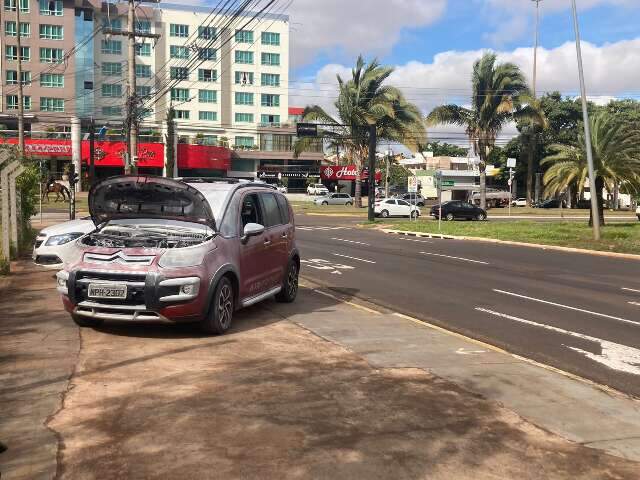 Carro pega fogo enquanto motorista dirigia em avenida movimentada 