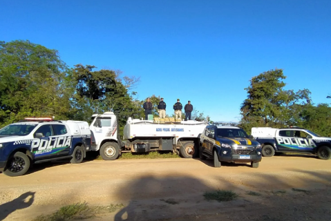 Caminhão tanque é interceptado com 3 toneladas de maconha em estrada vicinal