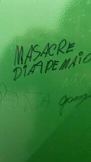 Ameaça de massacre para 4 de maio escrito na porta de banheiro de escola estadual. (Foto: Reprodução redes sociais)