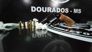 Revólver, munições e papelotes de cocaína encontrados na casa de suspeito. (Foto: Adilson Domingos)