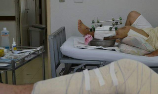 Pacientes vítimas de acidente de trânsito em recuperação na enfermaria da Santa Casa. (Foto: Divulgação/ Santa Casa)