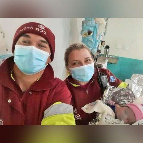 Beb&ecirc; decide nascer em rodovia, pai para carro e socorristas terminam parto