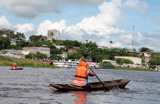 Homem manobrando a regata de canoinha, transporte utilizado na pesca. (Foto: Saul Schramm)