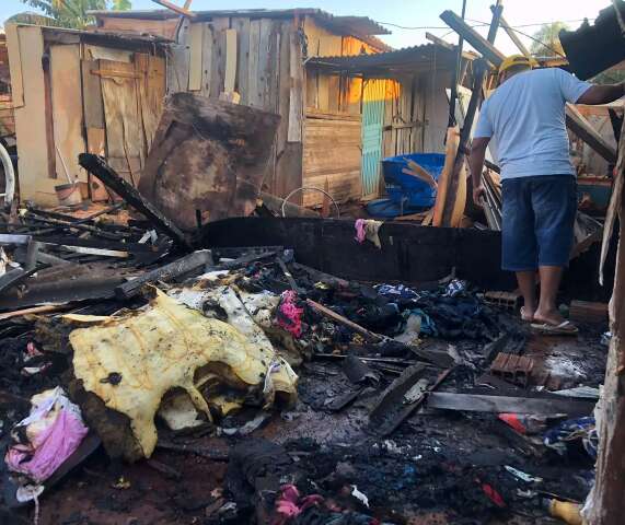 Gr&aacute;vida e filhos ficam s&oacute; com roupa do corpo ap&oacute;s barraco pegar fogo no Mandela
