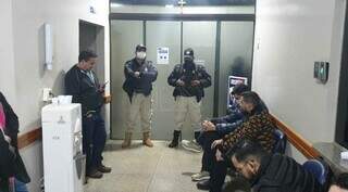 Policiais vigiam porta em corredor de hospital onde prefeito está internado (Foto: La Nación)
