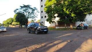 Viatura da PF quando retornava de residência de advogado onde cumpriu mandado. (Foto: Adilson Domingos)