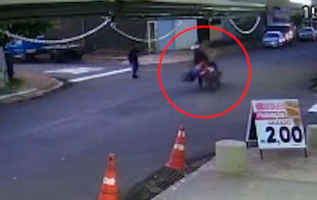 Menina atravessa rua correndo e acaba atingida por motocicleta 