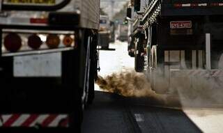 Caminhões trafegam com alta emissão de gases nocivos; legislação quer reduzir o efeito estufa na atmosfera. (Foto: Agência Brasil)  
