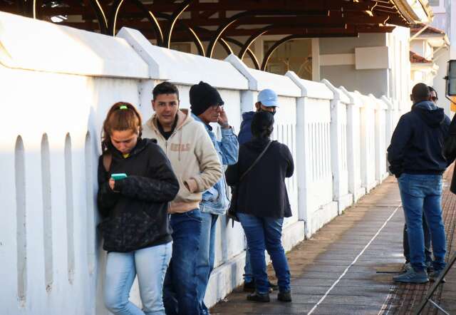 &quot;Contas n&atilde;o esperam&quot;, diz quem encarou frio para ser a 1&ordf; em feir&atilde;o de emprego