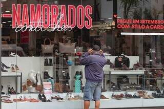 Homem observando vitrine de loja no Centro de Campo Grande. (Foto: Arquivo/Marcos Maluf)