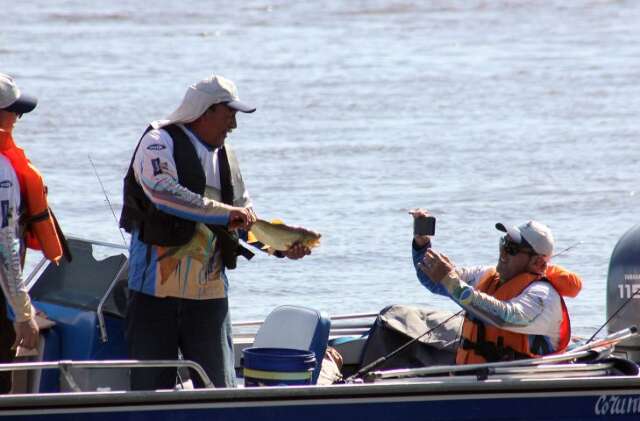 Festival de pesca tem 121 peixes capturados e equipe de Corumb&aacute; &eacute; a campe&atilde;