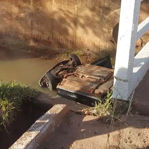 Carro com 6 ocupantes cai em c&oacute;rrego e passageiro de 18 anos morre