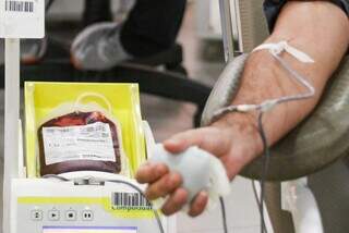 Homem realizando doação de sangue em Campo Grande (Foto: Arquivo/Henrique Kawaminami)