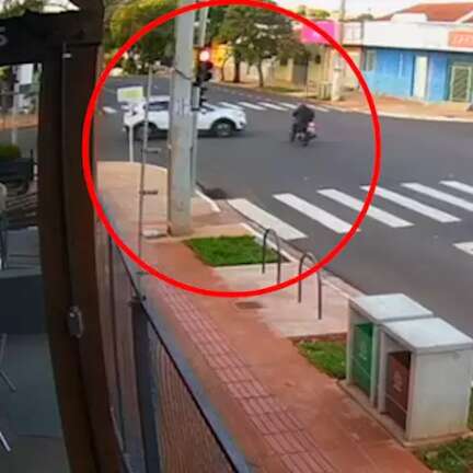 Vídeo mostra motociclista avançando preferencial após sinal ficar vermelho