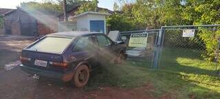  Condutor destr&oacute;i muro e port&atilde;o de pr&eacute;dio da Sanesul e abandona carro