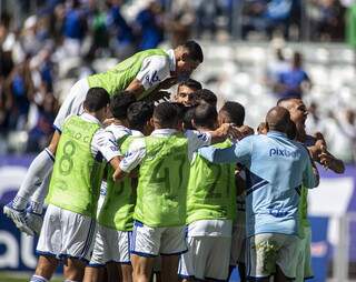 Comemoração dos jogadores do Cruzeiro diante da vitória. (Foto: Staff Images)