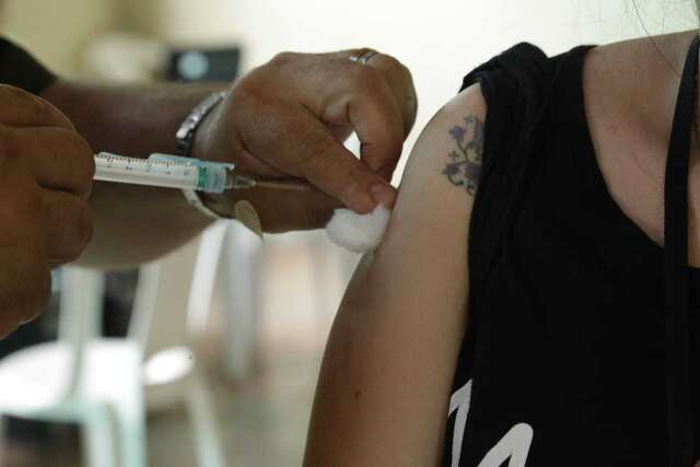 Vacina&ccedil;&atilde;o contra a covid-19 segue em mais de 40 locais nesta segunda-feira