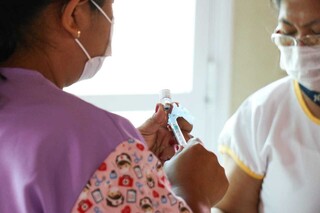 Profissional de saúde preparando vacina contra covid-19 para ser aplicada. (Foto: Henrique Kawaminami)