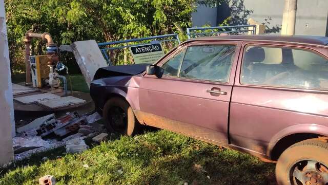  Condutor destr&oacute;i muro e port&atilde;o de pr&eacute;dio da Sanesul e abandona carro