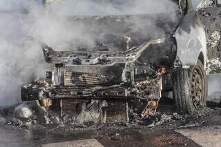 Carro totalmente queimado após chamas serem controladas pelos bombeiros. (Foto: Marcos Maluf)