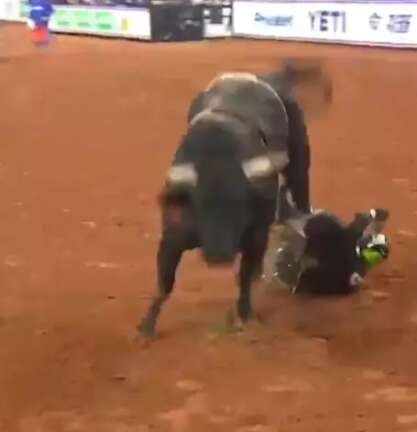 Bicampeão de montaria, cowboy de MS é pisoteado por touro em torneio nos EUA