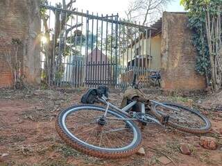 Pertences da vítimas em frente à casa onde houve o disparo (Foto: Marcos Maluf)