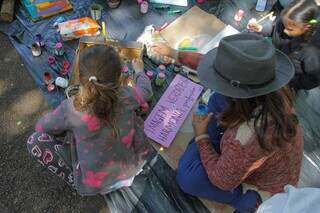 Crianças e adultos se reúnem para criar novas plaquinhas e renovar a praça. (Foto: Marcos Maluf)