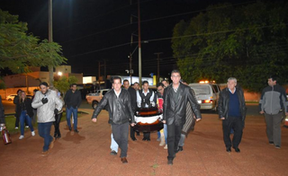 Momento em que o governador Ronald Acevedo cruza a praça carregando o caixão do irmão (Foto: ABC Color) 