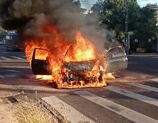 Veículo foi totalmente destruído em incêndio (Foto/Reprodução)