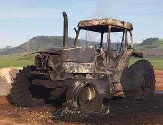 Trator queimado em fazenda localizada em território paraguaio, na fronteira com MS. (Foto: Direto das Ruas)