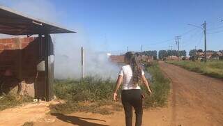Cíntia Umar verifica situação de foco de incêndio ao lado da casa dela, no Portal Caiobá. (Foto: Gabrielle Tavares)