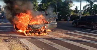 Chamas destruíram Ford Ka na Avenida Joaquim Murtinho. (Imagem: Reprodução vídeo)