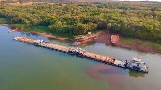 Embarcação durante extração de areia em Mato Grosso do Sul. (Foto: Divulgação | Governo de MS)